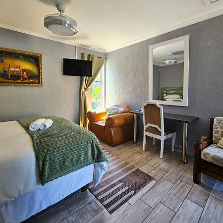 Northern Vine Guesthouse B&B Self-Catering Бракенфелл Экстерьер фото
